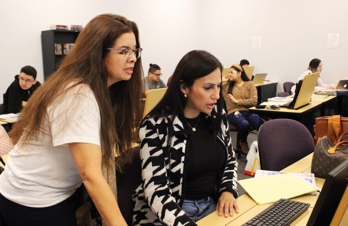Cynthia Sanchez (left), associate professor with STC’s Business Administration program and Volunteer Income Tax Assistance (VITA) site coordinator at the college’s Mid-Valley campus assists volunteers recently at a training. STC will be hosting the VITA program as they prepare to help taxpayers process their returns ahead of the filing deadline on April 15.