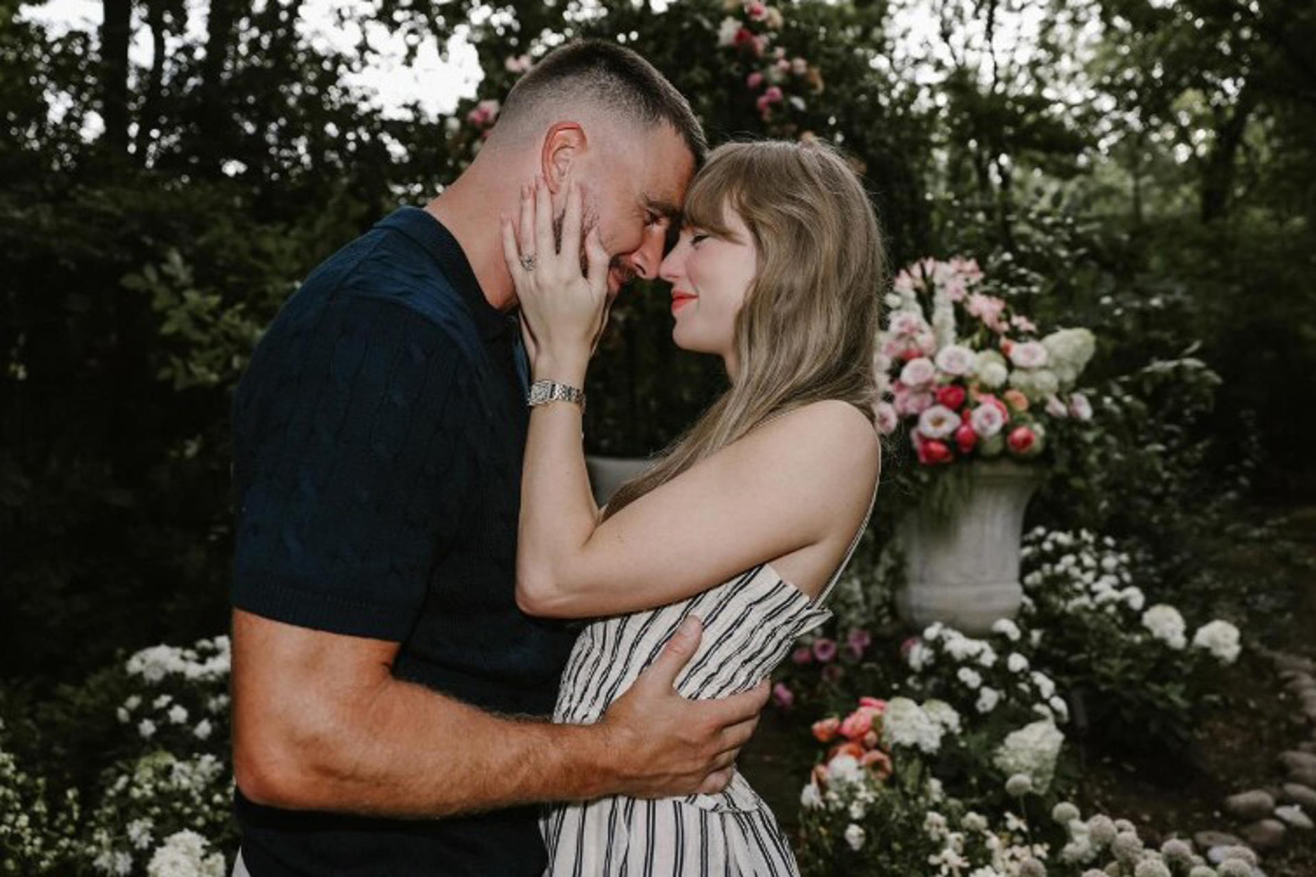 Taylor Swift’s engagement dress sells out